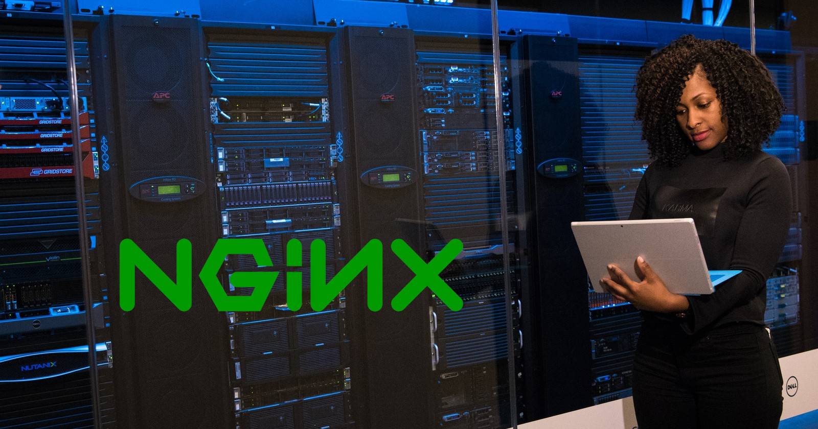 женщина-инженер настраивает сервер Nginx