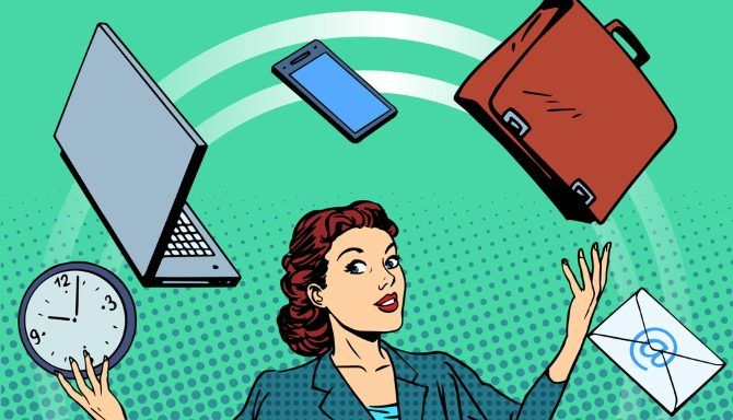 Женщина управляет рабочими задачами, планируя почту