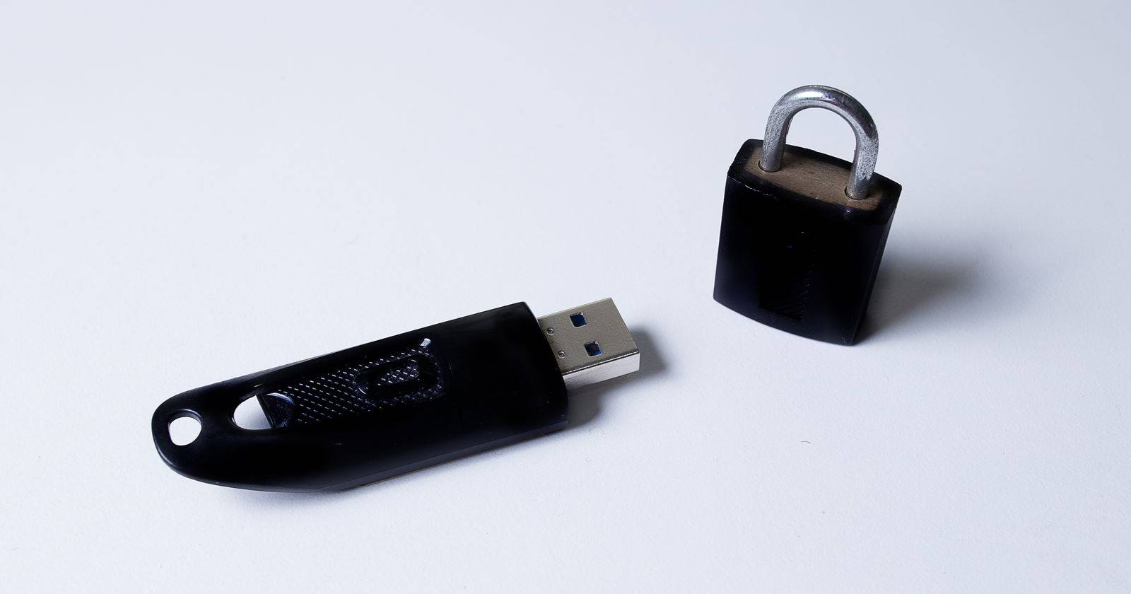 USB‑накопитель на рабочем столе с ошибкой записи