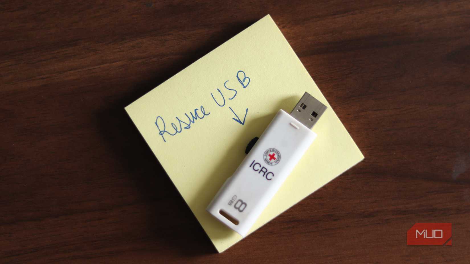 спасательная флешка на столе.