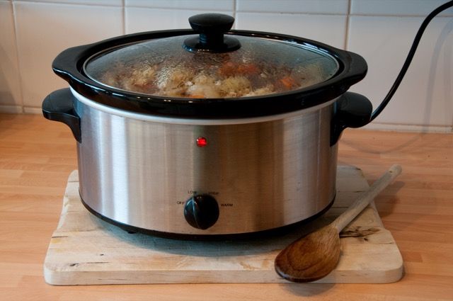 Кухонная мультиварка на столе, управляемая умной розеткой