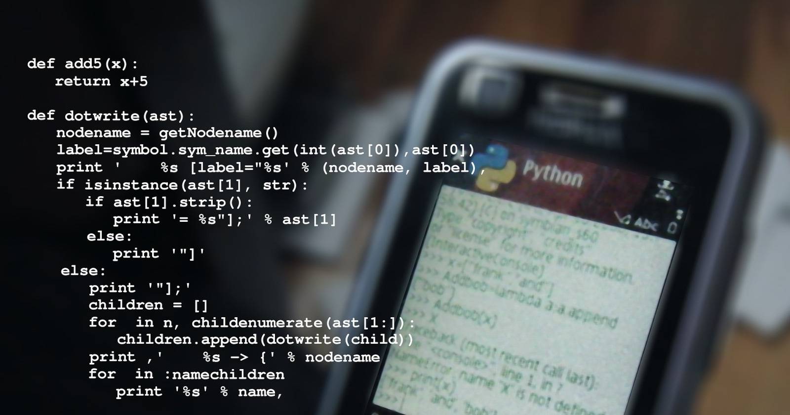 Фрагмент кода Python на экране телефона