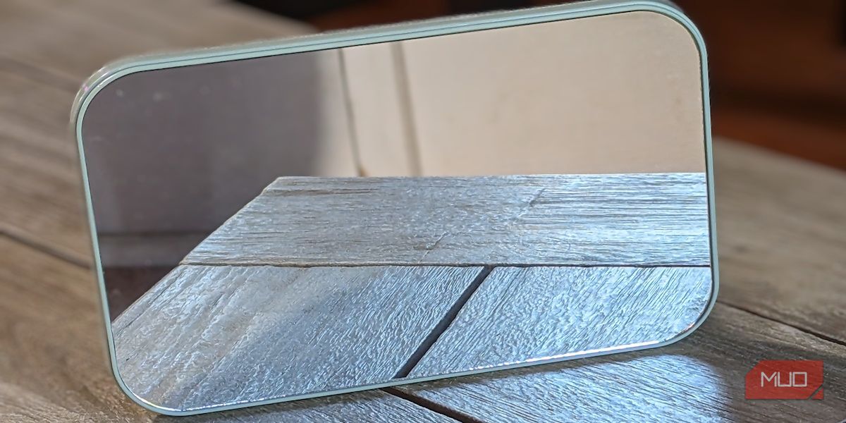 Компактное настольное зеркало