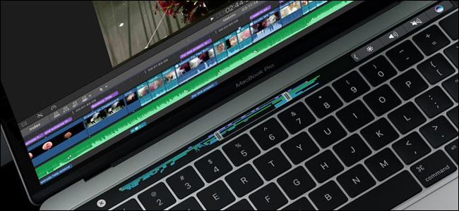 Новый MacBook с открытым экраном и клавиатурой