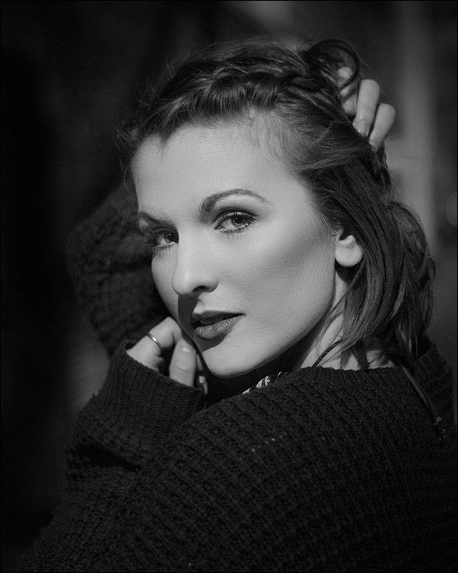 Портрет ночью с подчёркнутыми световыми акцентами