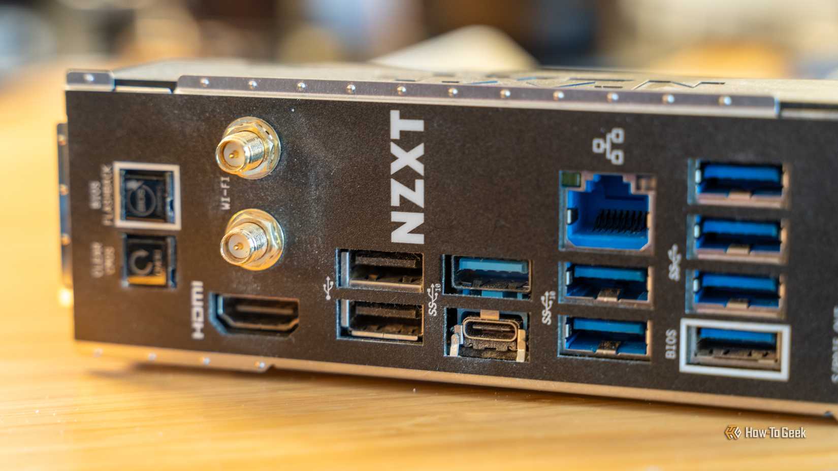Задняя панель I/O NZXT с девятью USB‑A и одним USB‑C.