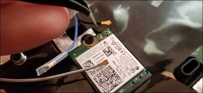 Макрокадр съёма антенных проводов с платы ноутбука