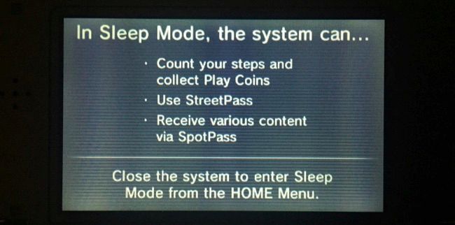 Nintendo 3DS в спящем режиме на столе