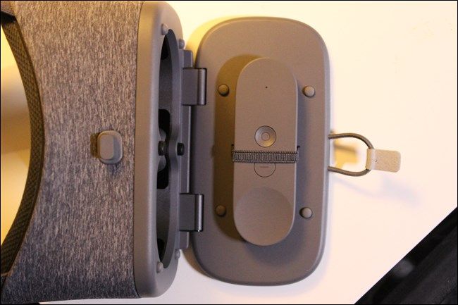 Открытый Daydream View с контроллером внутри