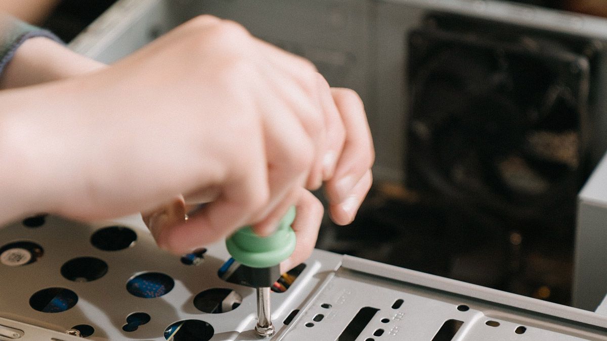 Люди открывают корпус ПК