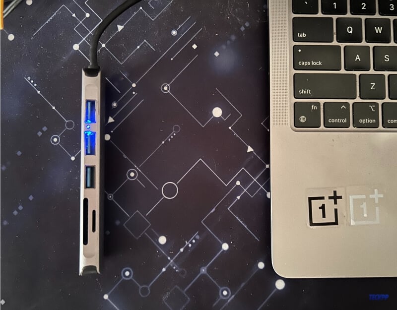 USB‑хаб, подключённый к ноутбуку для расширения портов