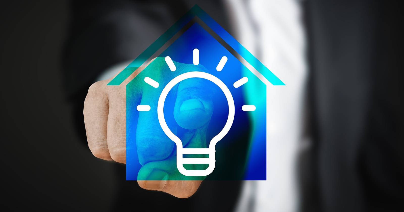 Пальцем указывают на контур дома с иконкой лампы