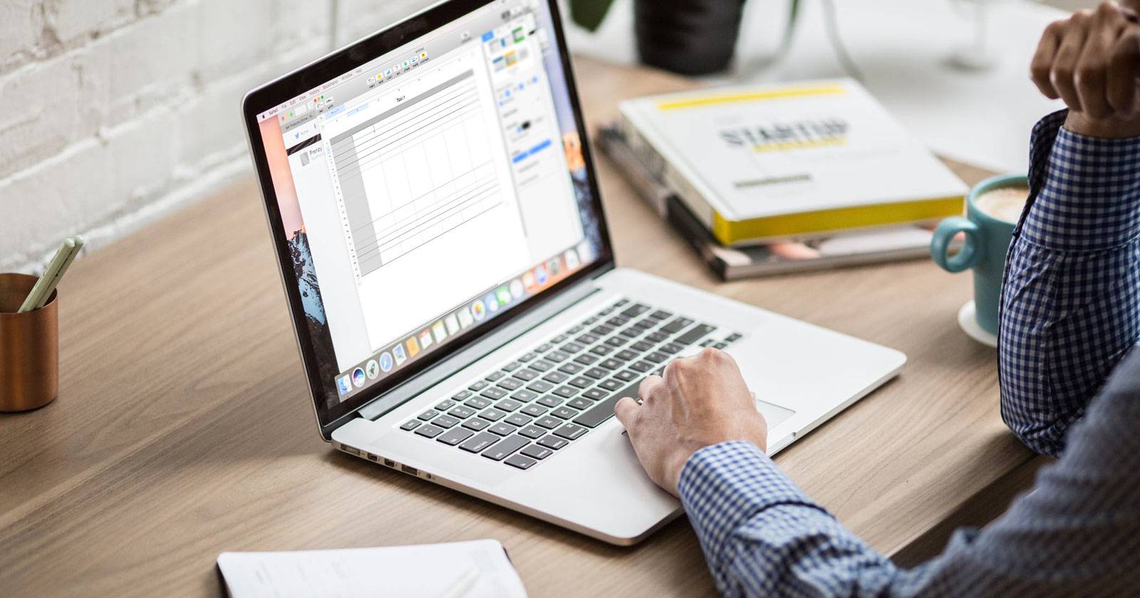 Человек просматривает таблицу на Mac