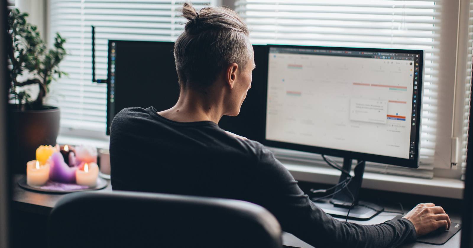 Мужчина работает за компьютером с Windows 10