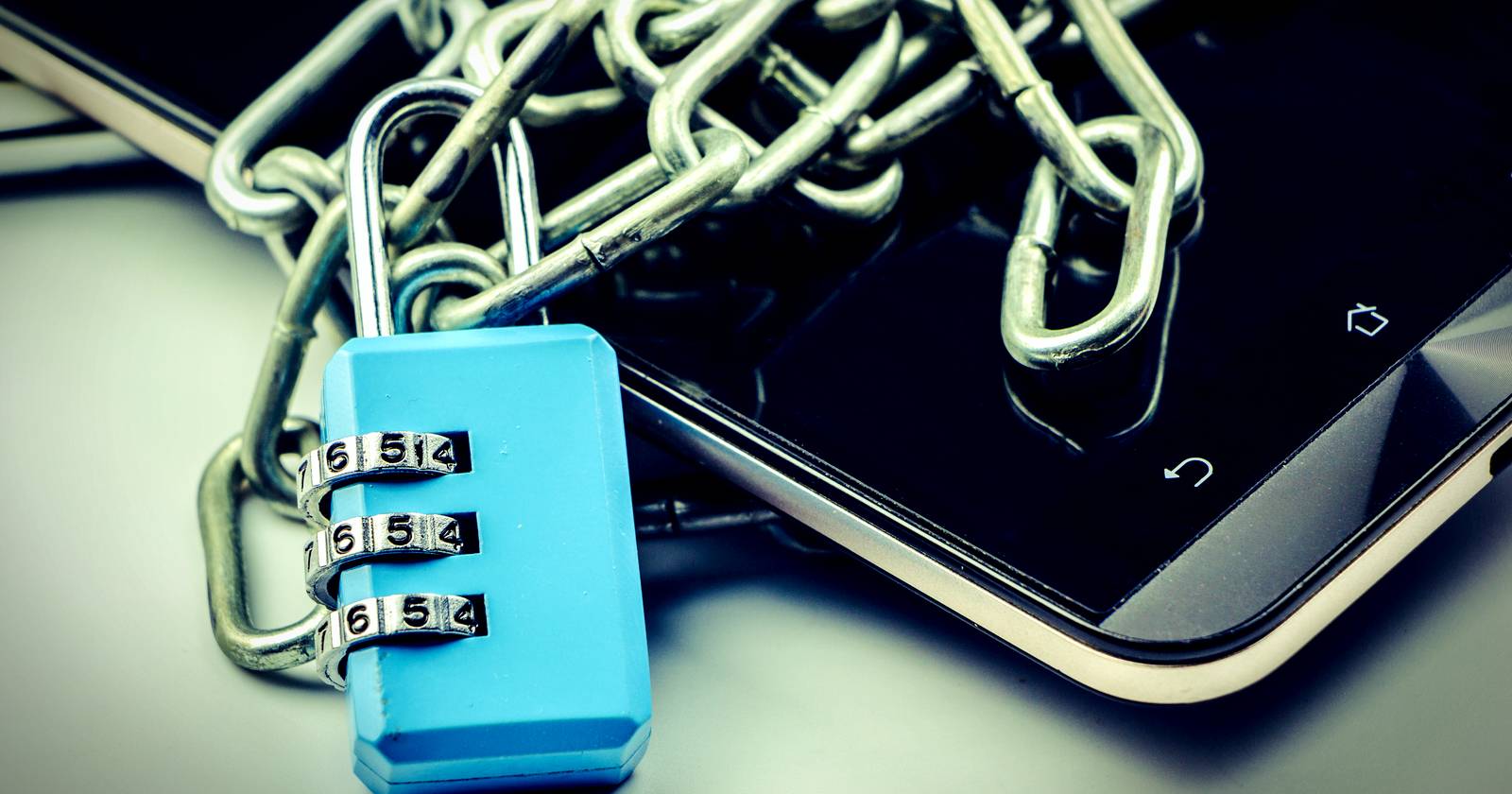 замок на смартфоне, символ защиты