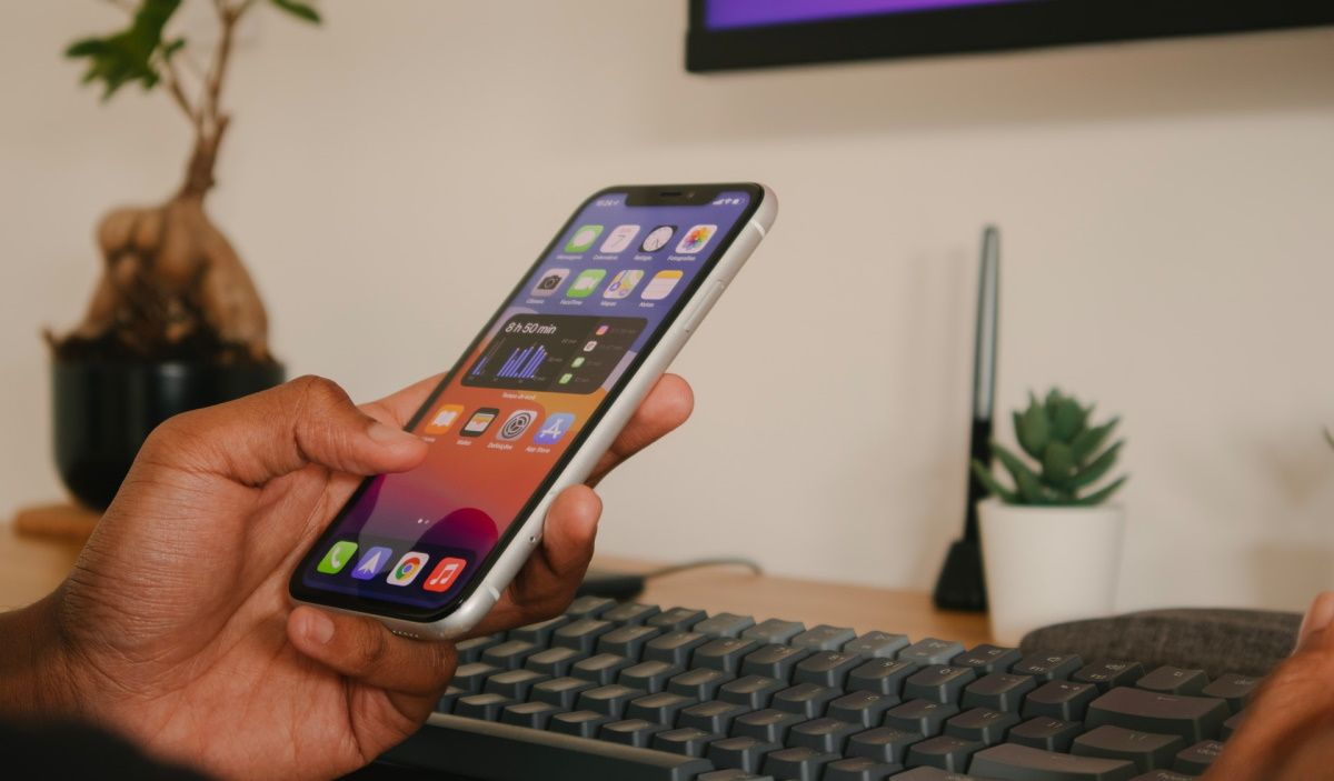 Рука и смартфон