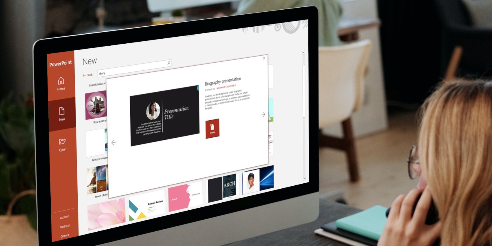 Иллюстрация: человек работает над презентацией на iMac.