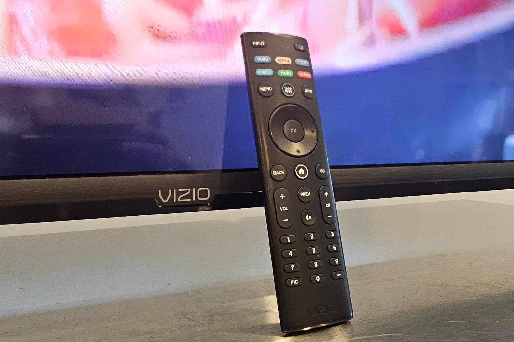 пульт Vizio рядом с телевизором Vizio
