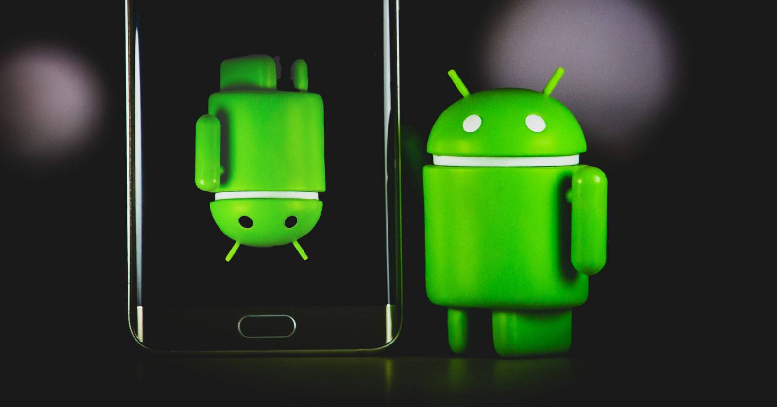 Перевёрнутое фото Android на экране смартфона.