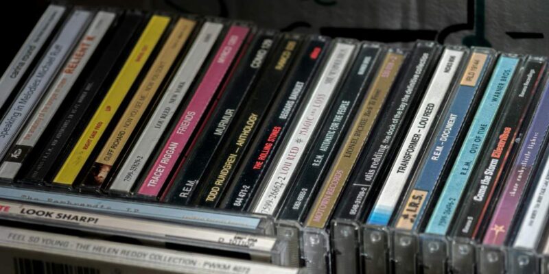 Фотография стопки музыкальных CD