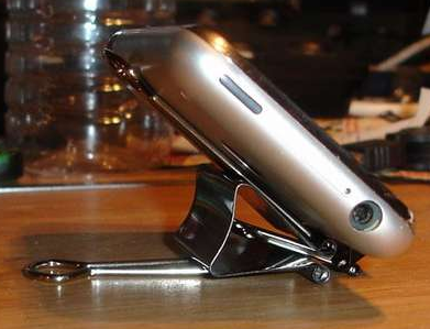 Два зажима-биндера, собранные в подставку для телефона