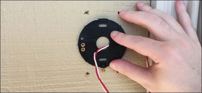 Крепёжная пластина SkyBell на стене, разметка под шурупы