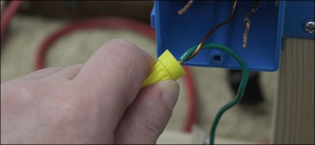 Соединение зеленого провода диммера с голой землей с помощью колпачка