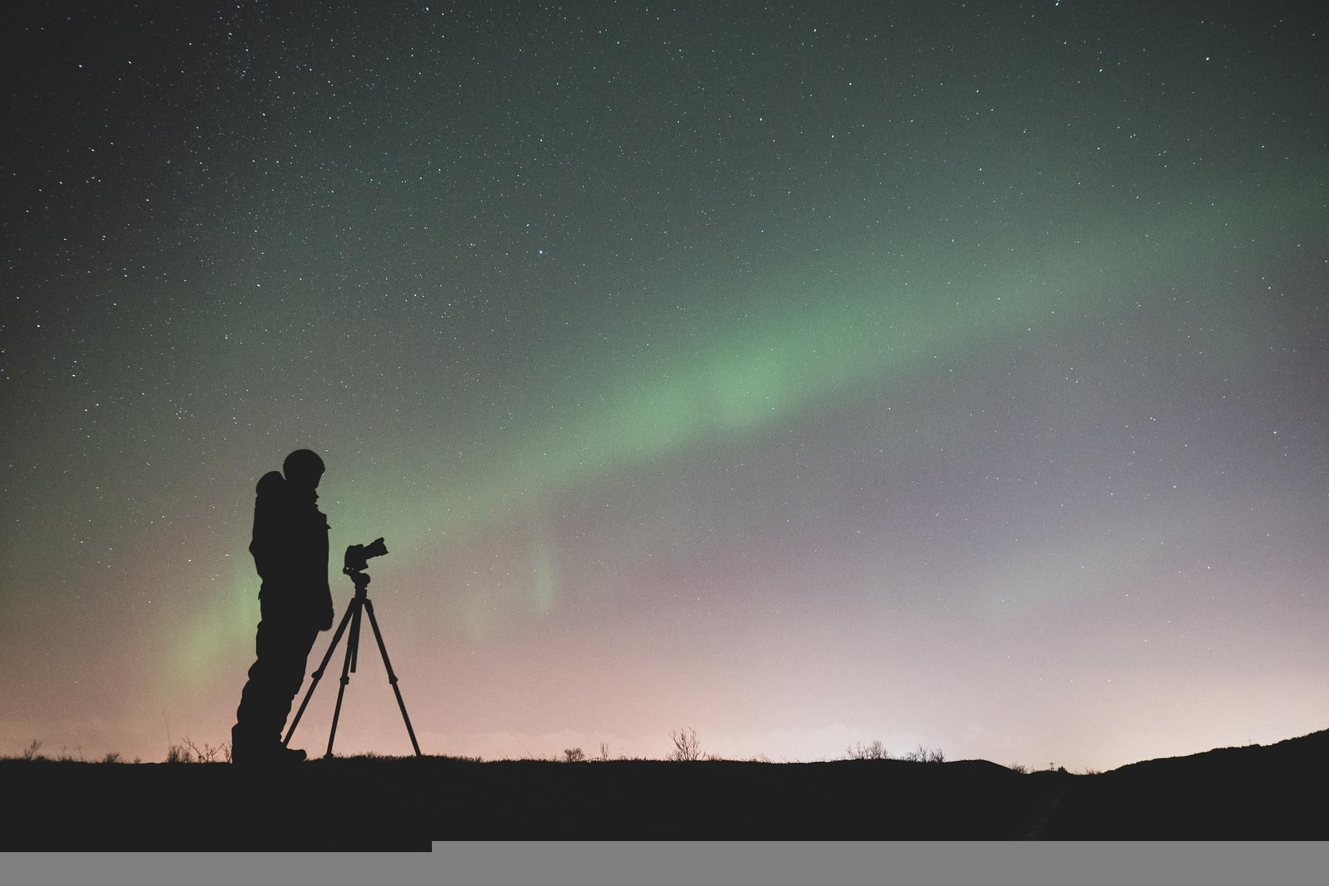 Силуэт фотографа с камерой