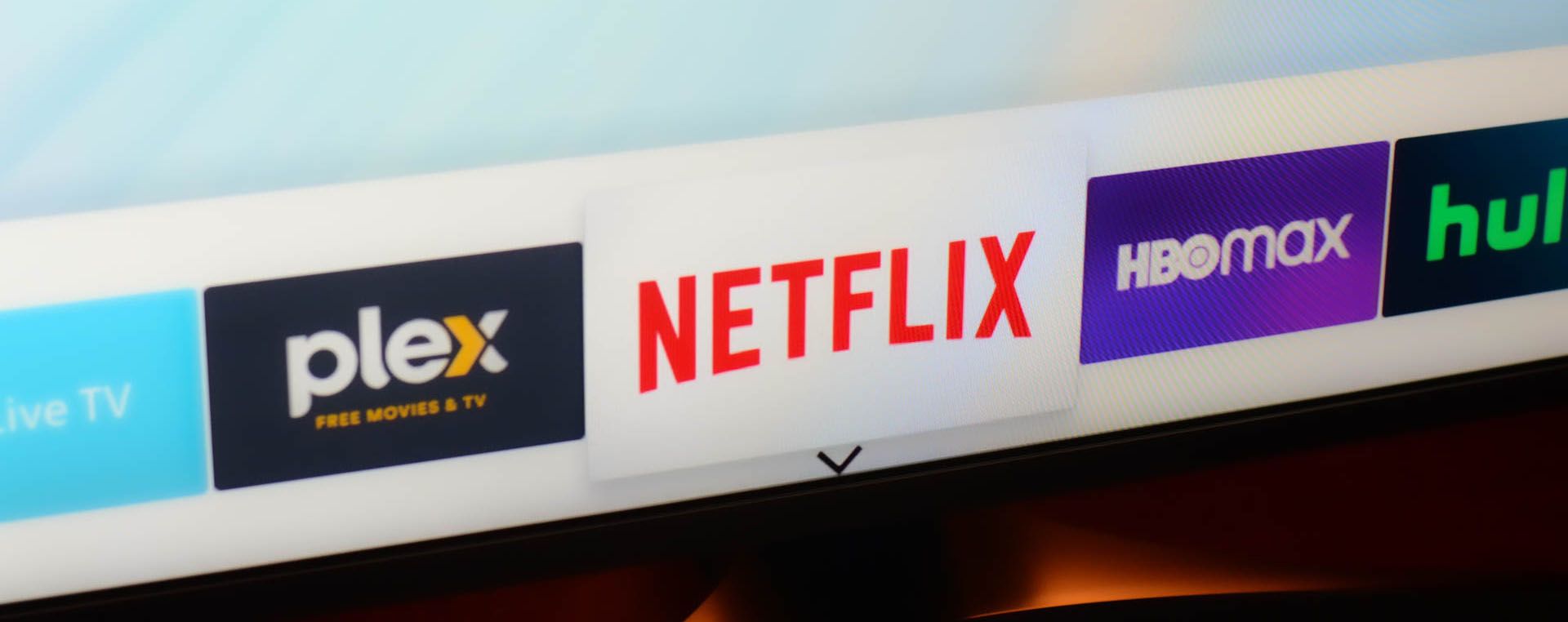 Экран телевизора с разными приложениями для стриминга.