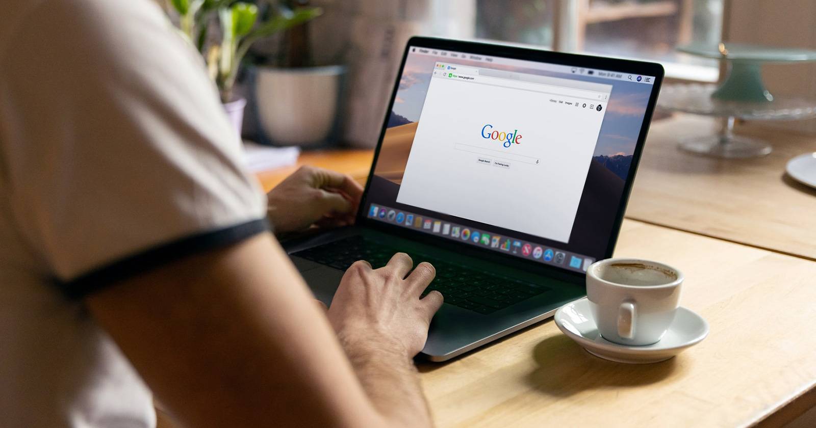 Изображение: человек работает с Google Docs в тёмной теме на экране ноутбука