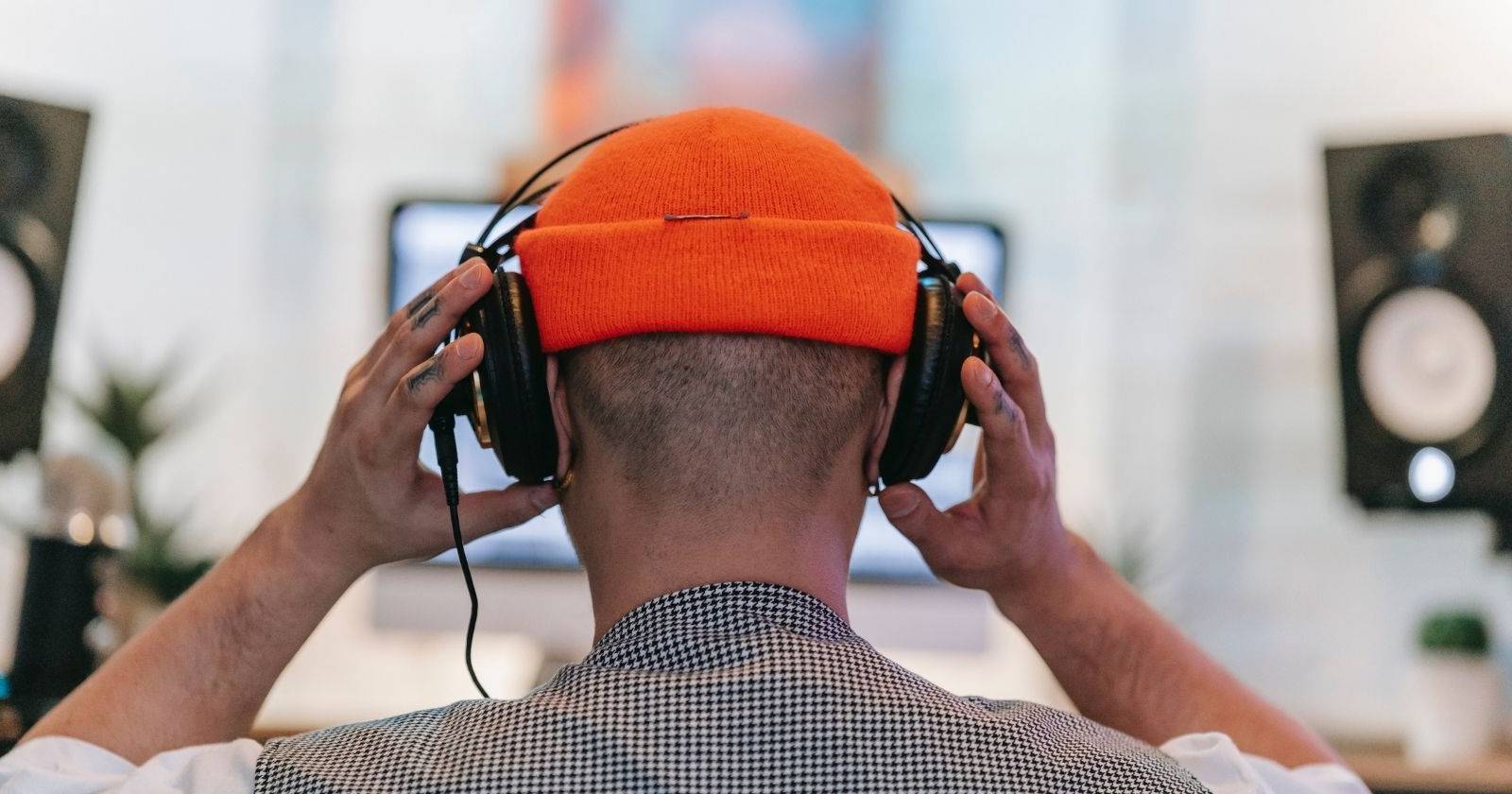 Человек в наушниках работает за компьютером