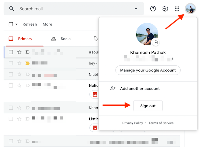 Нажмите значок профиля Google в панели инструментов и выберите опцию «Выйти».