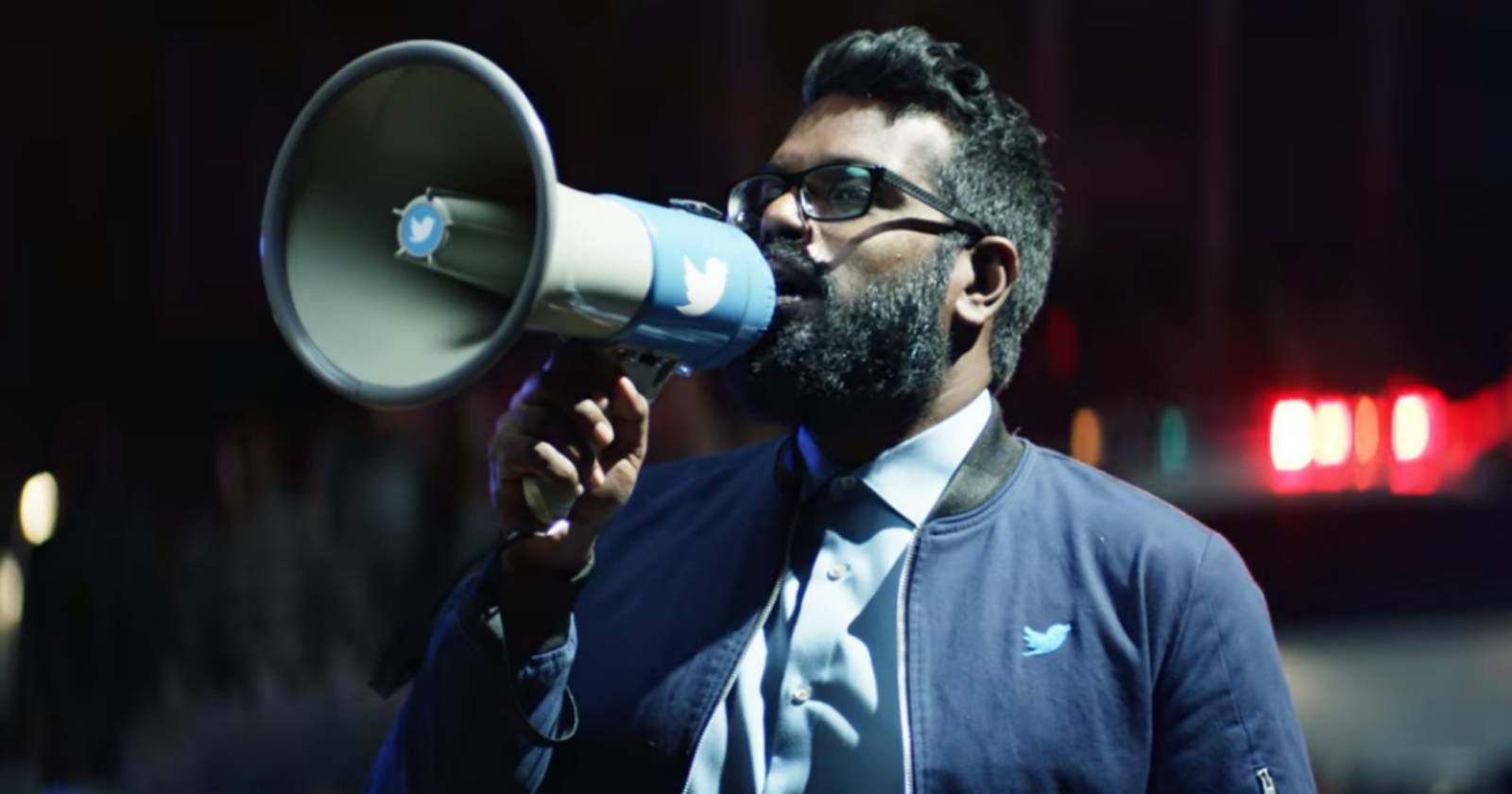 Кадр из рекламного ролика Twitter с Ромешем Ранганатаном