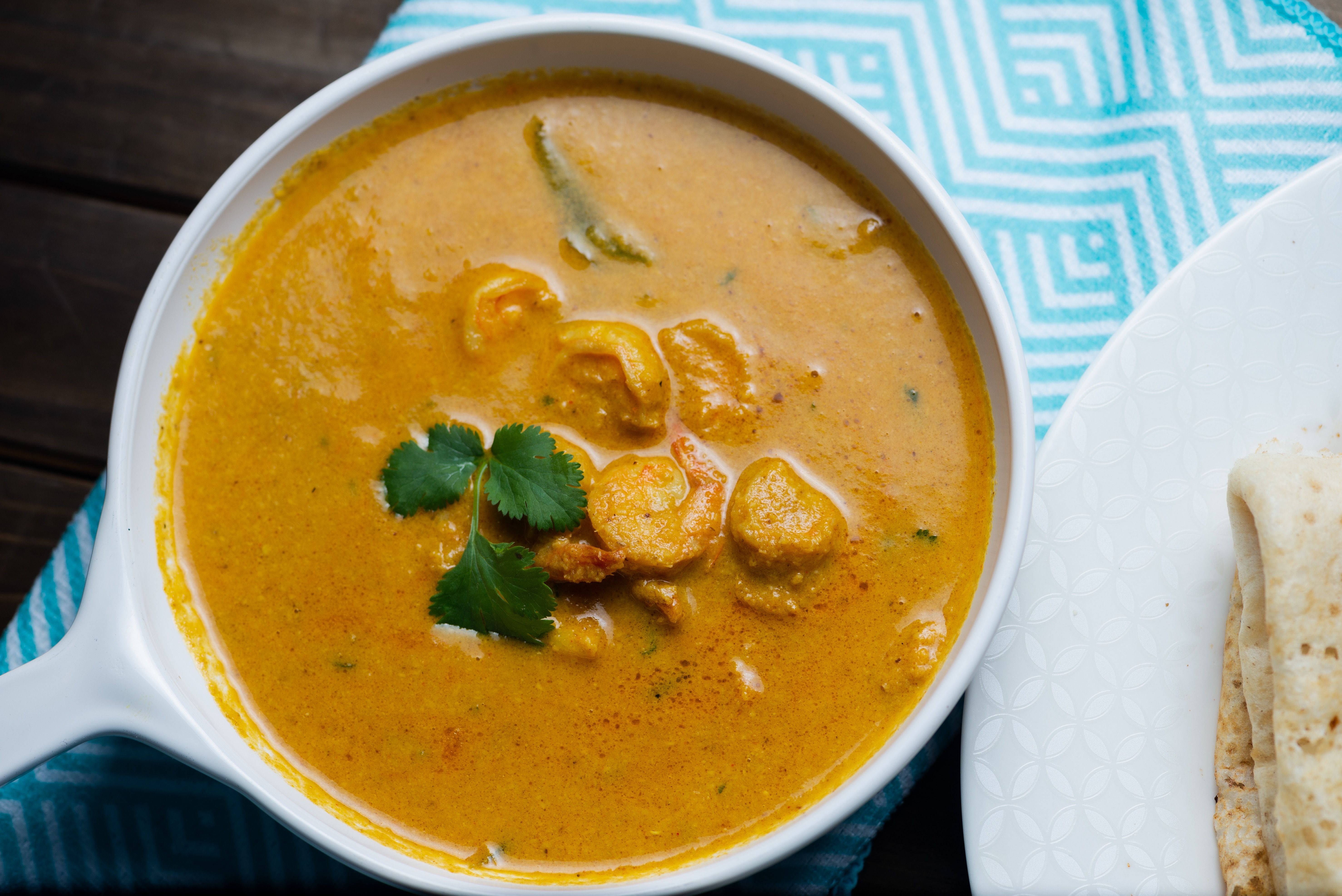 Креветочный карри в миске