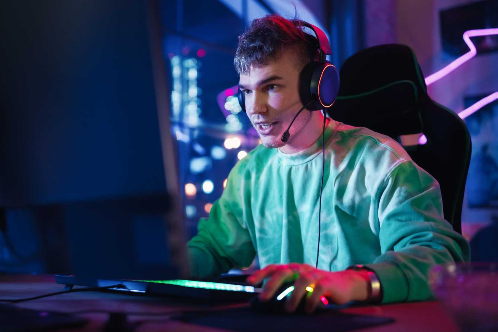 игрок за компьютером в наушниках