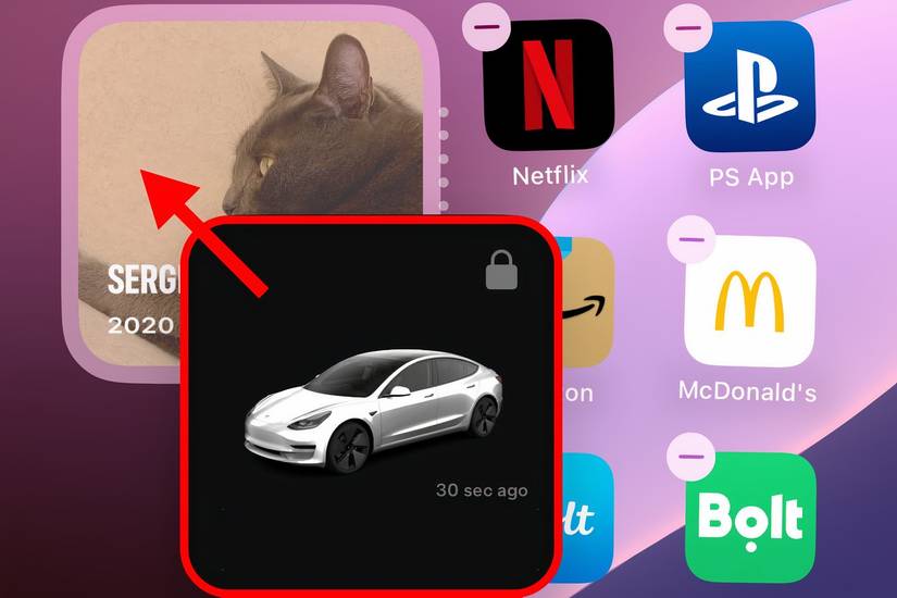 Trascinamento di un widget Tesla sopra un widget Foto sulla schermata Home per creare uno stack.