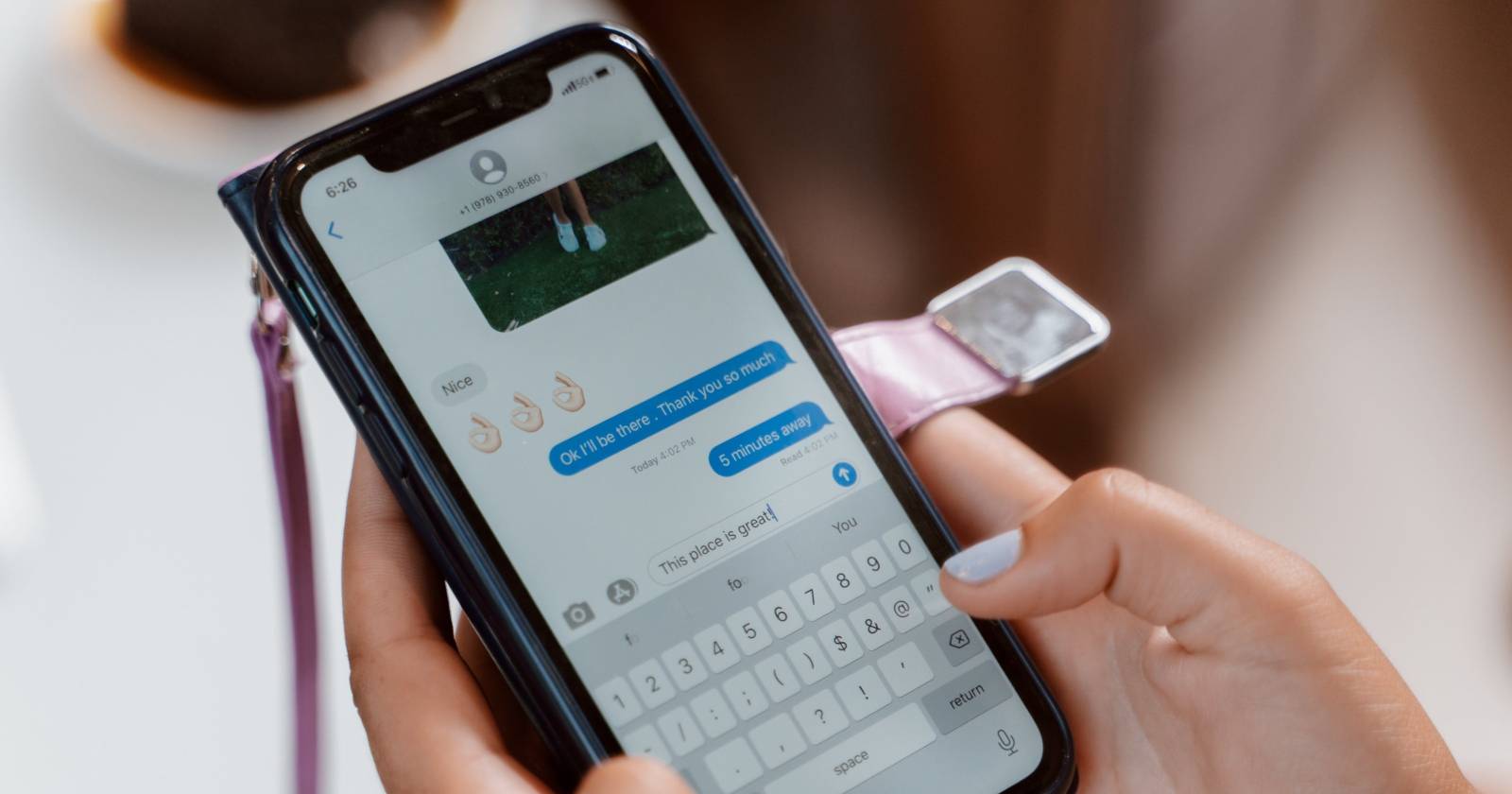Человек отправляет iMessage с iPhone
