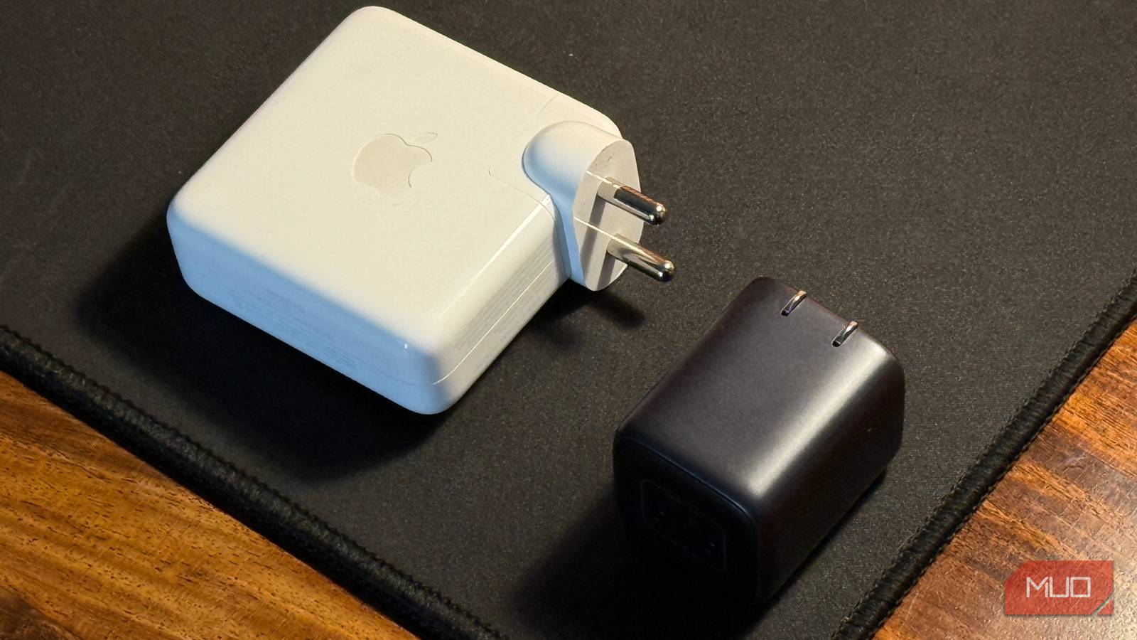 Компактное зарядное рядом с большим адаптером MacBook