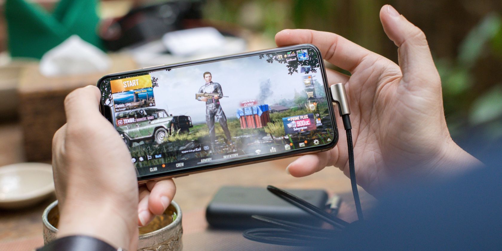 человек играет в PUBG Mobile на iPhone