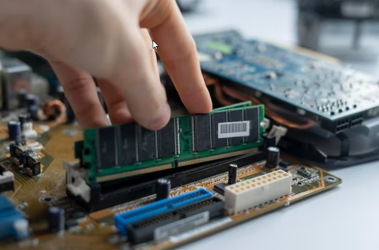 Планки оперативной памяти при установке в слоты материнской платы