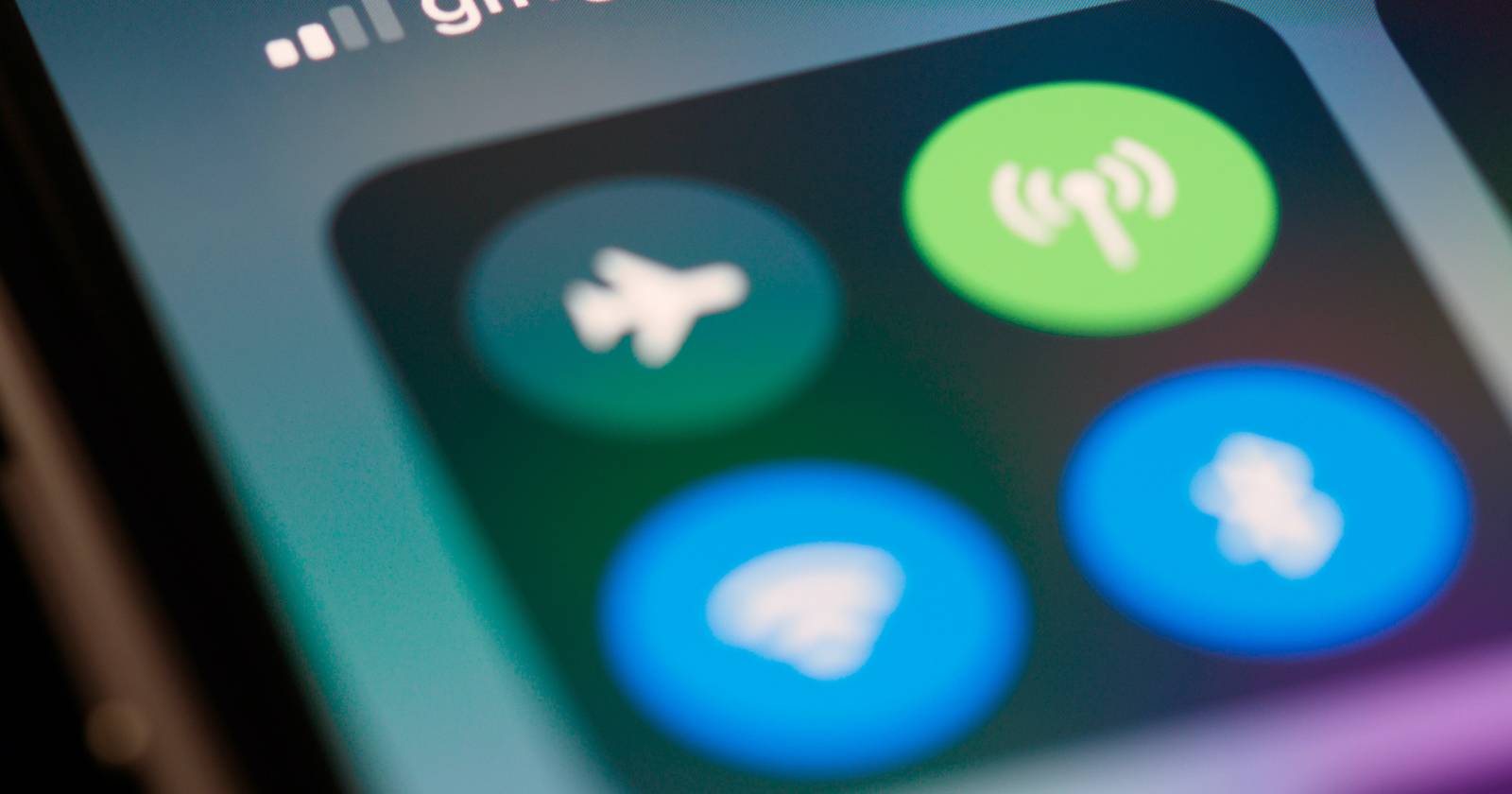 Крупный план переключателей Wi‑Fi и сети в Пункте управления iPhone.