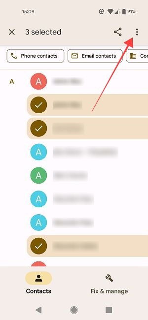 Выбор контактов в приложении Google Контакты для дальнейших действий.