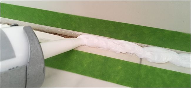 Удаление излишков герметика губкой