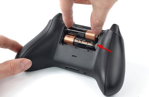 Отсек батареек контроллера Xbox с установленными AA батарейками