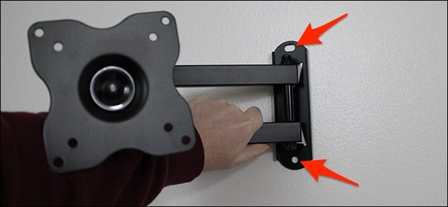 Разметка и сверление пилотных отверстий перед установкой кронштейна