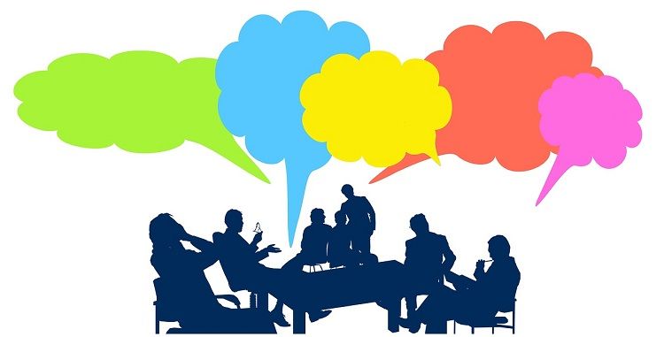 Группа людей ведёт разговор, облачка над ними