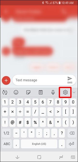 Скриншот: сообщение с панелью подсказок и шестерёнкой настроек Samsung Keyboard