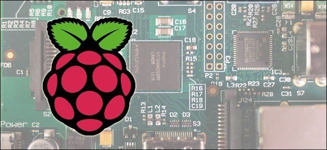 Raspberry Pi вид сверху в корпусе, подключённый к питанию и сети