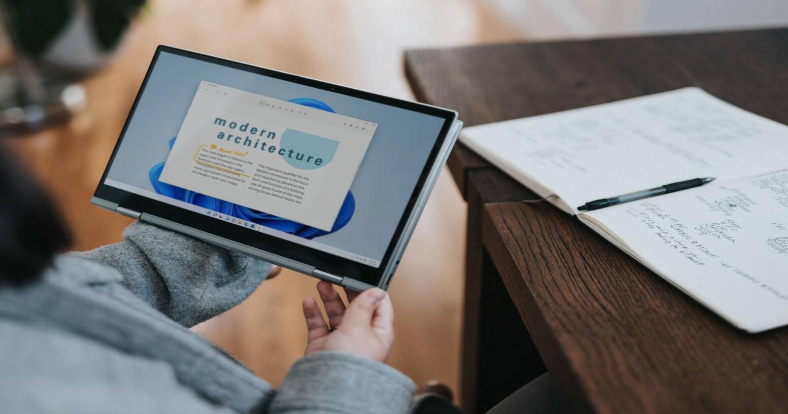 Человек держит планшет с Windows