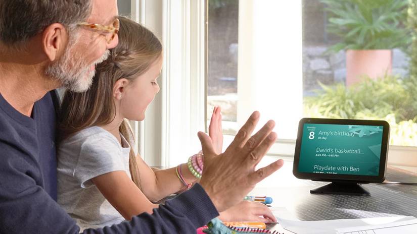 человек управляет Amazon Echo Show жестами